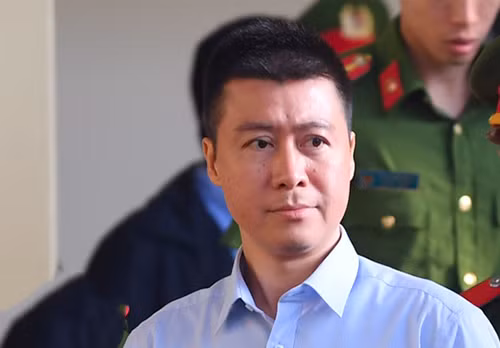 Đáng chú ý, khi xếp loại thi đua chấp hành án phạt tù cho Phan Sào Nam, Trại giam Quảng Ninh còn căn cứ vào đơn trình bày hoàn cảnh kinh tế gia đình đặc biệt khó khăn của bà Phan Thu Nga (mẹ của Nam). Tuy nhiên, kết quả xác minh tại UBND phường Đa Kao, quận 1, TPHCM cho thấy, gia đình Nam không thuộc trường hợp có hoàn cảnh kinh tế đặc biệt khó khăn. Như vậy, có căn cứ xác định đơn trình bày gia đình có hoàn cảnh kinh tế đặc biệt khó khăn của gia đình Phan Sào Nam là không đúng.