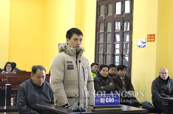 Bị cáo Trọng là Trưởng Ban Quản lý dự án xây dựng môi trường 1, thuộc Công ty Cổ phần xây dựng và Chuyển giao công nghệ môi trường ở Hà Nội. Bị cáo đã lập khống chứng từ thanh toán nhân công, với số tiền sau khi trừ thuế còn hơn 1,5 tỷ đồng. Trong đó, thực tế bị cáo trả tiền nhân công địa phương chỉ hết 300 triệu đồng. Số tiền còn lại bị cáo đã tự ý chi trả lương, thưởng cho nhân viên Ban Quản lý dự án, không báo cáo lãnh đạo và không đưa vào sổ sách hạch toán, kế toán của công ty theo quy định, gây thiệt hại cho NSNN hơn 840 triệu đồng. Trọng đã tự nguyện nộp 840 triệu đồng để khắc phục hậu quả.