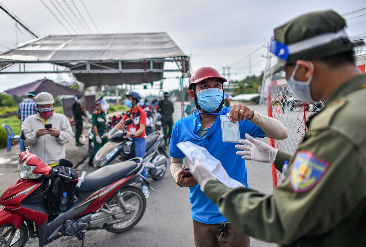 "Thẻ thông hành vaccine sẽ áp dụng cho người đã tiêm 1 mũi vaccine phòng Covid-19 sau 14 ngày hoặc đã tiêm đủ 2 mũi. Họ sẽ được xem xét cho qua chốt lưu thông liên phường nếu xuất trình được lịch sử tiêm chủng và giấy tờ tùy thân theo quy định", đại diện tổ công tác tại chốt cửa ngõ TP Thủ Dầu Một - TX Thuận An (Bình Dương) cho biết.