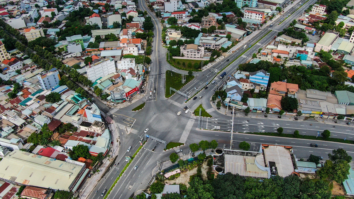 Khu vực ngã 5 (gần Bệnh viện 512) của TP Thủ Dầu Một vẫn vắng vẻ không khác gì những ngày thành phố siết chặt giãn cách theo Chỉ thị 16.