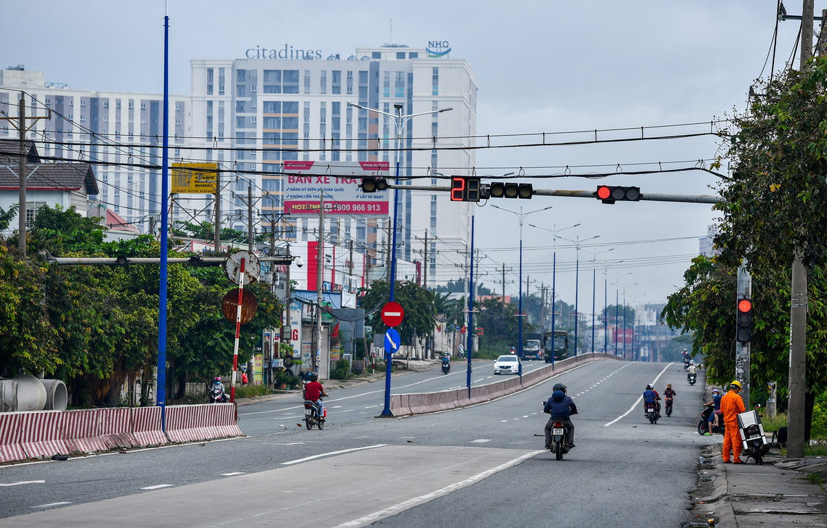 Cũng tại quốc lộ 13, đoạn đường dẫn vào TP Thủ Dầu Một (giáp thị xã Thuận An) vắng vẻ. Tuy nhiên, theo người dân địa phương, đoạn đường cửa ngõ này có nhiều xe cộ lưu thông hơn so với ngày 9/9. Hiện TP Thủ Dầu Một vẫn duy trì thực hiện Chỉ thị 16 đến ngày 15/9, tuy nhiên có nới lỏng lưu thông liên phường đối với nhóm ưu tiên chống dịch và những người đủ điều kiện được cấp "thẻ thông hành vaccine".