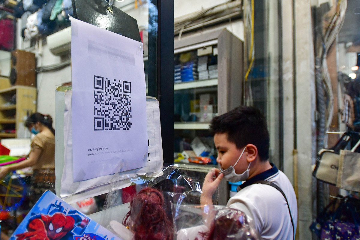 Nhiều cửa hàng có trang bị mã QR nhưng với lượng khách đông, nhiều người không để ý đến thao tác này. Khi không có người lớn kèm cặp, một số trẻ nhỏ đeo khẩu trang không đúng cách.