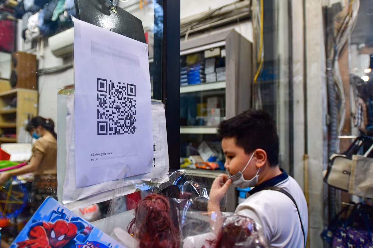 Nhiều cửa hàng có trang bị mã QR nhưng với lượng khách đông, nhiều người không để ý đến thao tác này. Khi không có người lớn kèm cặp, một số trẻ nhỏ đeo khẩu trang không đúng cách.