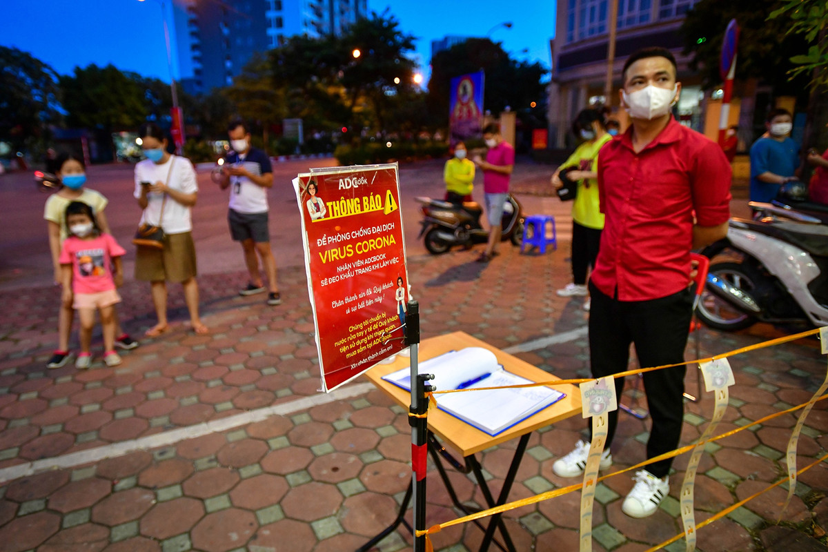 Một cơ sở của chuỗi hiệu sách nổi tiếng tại phố Trần Thái Tông (Cầu Giấy) cũng có đông người ghé mua. Tại đây, công tác phòng dịch được tổ chức chặt chẽ hơn nhiều nơi khác. Nhân viên bán hàng cùng tổ bảo vệ túc trực thường xuyên để nhắc nhở khách đảm bảo giãn cách và sát khuẩn tay, khai báo y tế trước khi vào trong.