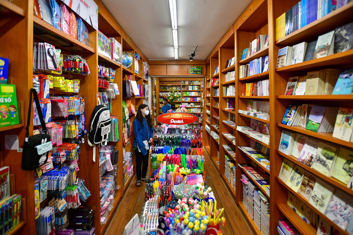 Một hiệu sách khác tại phố Tô Hiệu bày bán ít đồ chơi Trung thu. Lượng khách vào đây có phần vắng hơn.