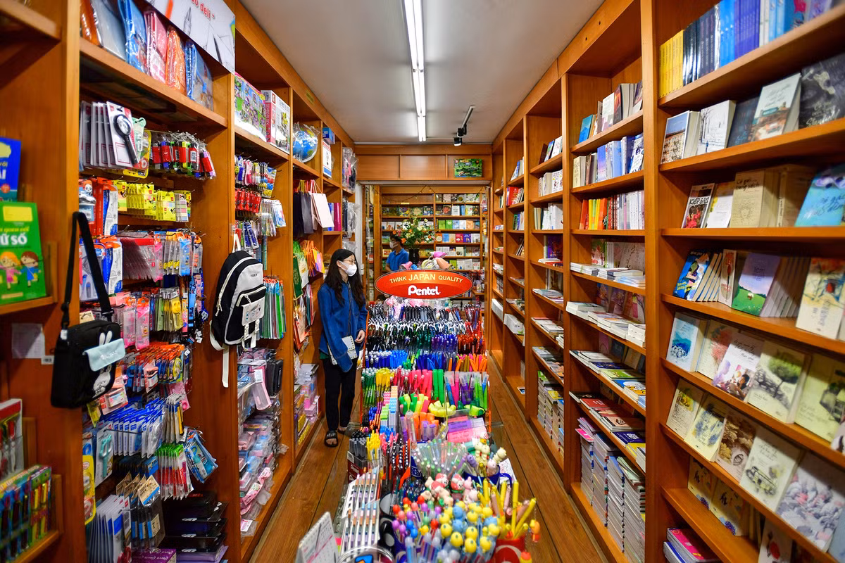 Một hiệu sách khác tại phố Tô Hiệu bày bán ít đồ chơi Trung thu. Lượng khách vào đây có phần vắng hơn.