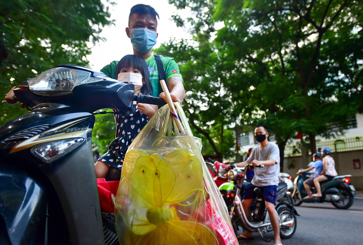 Anh Đăng (39 tuổi) cho con gái đi mua bộ đèn lồng, bộ cánh bướm, gậy phát sáng hết 275.000 đồng. “Dịch bệnh phức tạp, gia đình tôi cũng hạn chế ra ngoài, sau vài ngày nới lỏng giãn cách, tôi mới dám cùng bé đi sắm đồ Trung thu”, anh nói trước khi lấy mũ bảo hiểm đội vào rồi đầu hai bố con rồi phóng xe đi.
