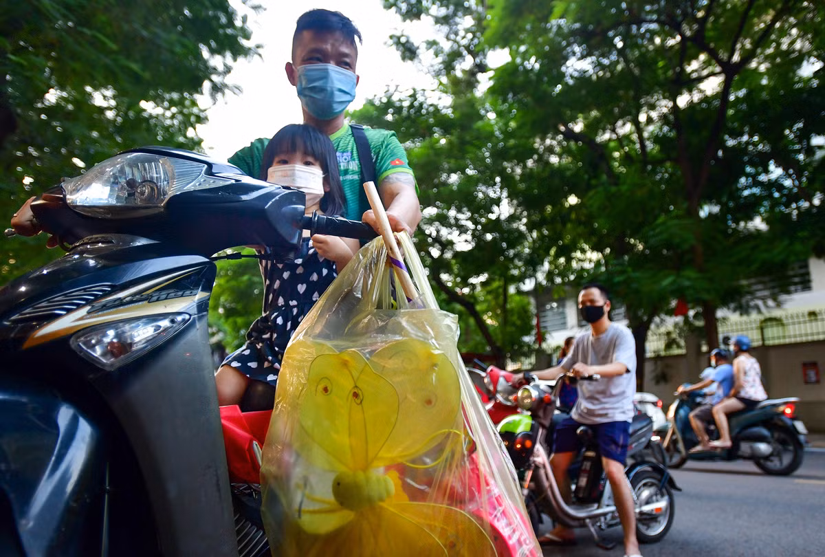 Anh Đăng (39 tuổi) cho con gái đi mua bộ đèn lồng, bộ cánh bướm, gậy phát sáng hết 275.000 đồng. “Dịch bệnh phức tạp, gia đình tôi cũng hạn chế ra ngoài, sau vài ngày nới lỏng giãn cách, tôi mới dám cùng bé đi sắm đồ Trung thu”, anh nói trước khi lấy mũ bảo hiểm đội vào rồi đầu hai bố con rồi phóng xe đi.