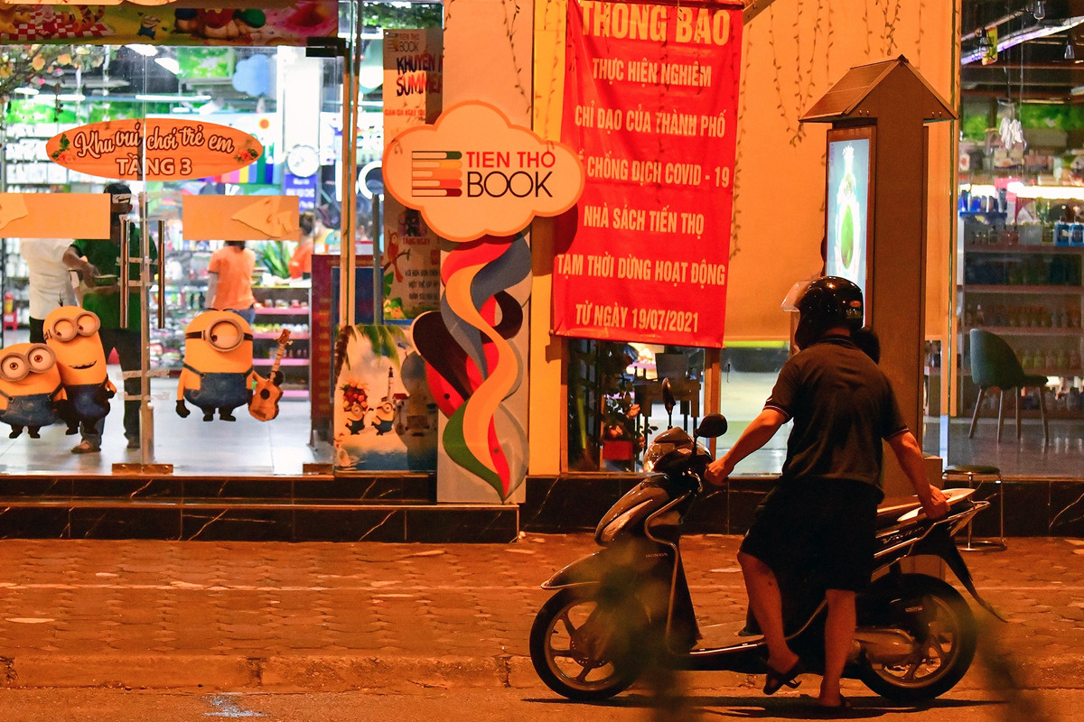 Trong khi đó, một hiệu sách tại đường Xuân Thuỷ (Cầu Giấy) vì có quá đông người vào mua từ những ngày trước và không đảm bảo giãn cách đã bị lực lượng chức năng yêu cầu tạm dừng hoạt động. Nhiều người tới khi thấy vậy phải quay xe ra về.