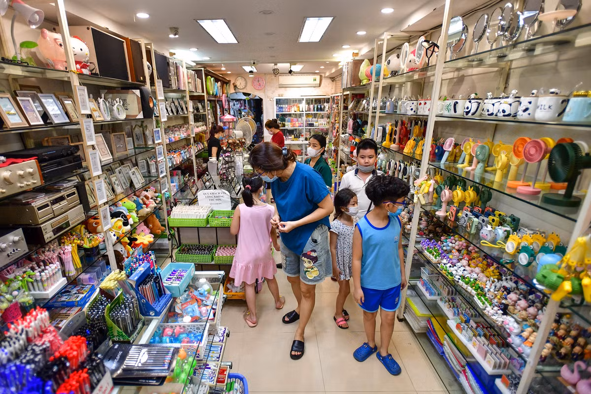 “Cửa hàng tôi mở bán từ ngày nới lỏng giãn cách. Những hôm đầu khá ế ẩm, đến hôm nay bắt đầu có tiến triển và mọi người đã đi mua đông hơn. Tuy nhiên, lượng hàng không dồi dào vì việc nhập gặp khó khăn”, chị Lược chia sẻ.