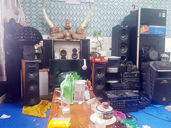 Quý nhiều lần rủ bạn bè và phụ nữ bên ngoài vào bệnh viện để cùng sử dụng chất cấm. Vũ cũng tham gia dùng ma túy nên khi bị bắt, anh ta dương tính với chất gây nghiện.