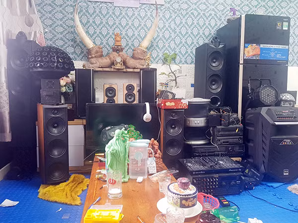 Quý nhiều lần rủ bạn bè và phụ nữ bên ngoài vào bệnh viện để cùng sử dụng chất cấm. Vũ cũng tham gia dùng ma túy nên khi bị bắt, anh ta dương tính với chất gây nghiện.