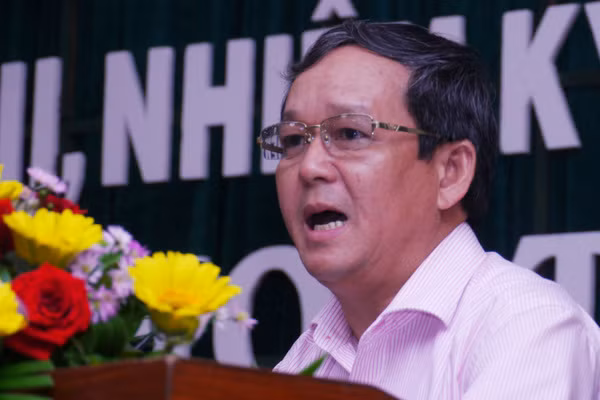 Mien nhiem Pho Cuc truong Thue Binh Dinh vi choi golf giua dich COVID-19