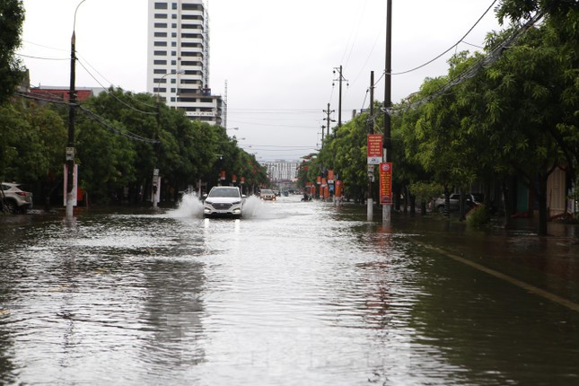 Tuyến đường Nguyễn Du chìm trong biển nước sau trận mưa lớn trong đêm.