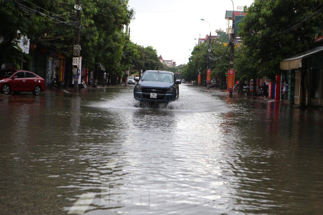 Hầu như sau những trận mưa lớn, tuyến đường Hải Thượng Lãn Ông đều xảy ra tình trạng ngập.