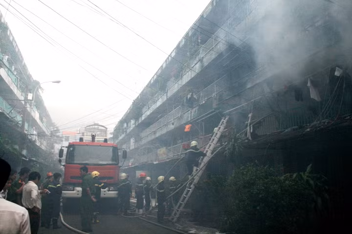 Chay chung cu, hang tram ho dan thao chay hon loan