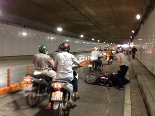 Phòng Điều khiển Trung tâm còn nắm bắt, phối hợp xử lý kịp thời các vụ việc xảy ra trong ngày như kẹt xe, tai nạn, không để tình hình diễn biến phức tạp, đảm bảo lưu thông trong hầm an toàn, thuận lợi, thông suốt.