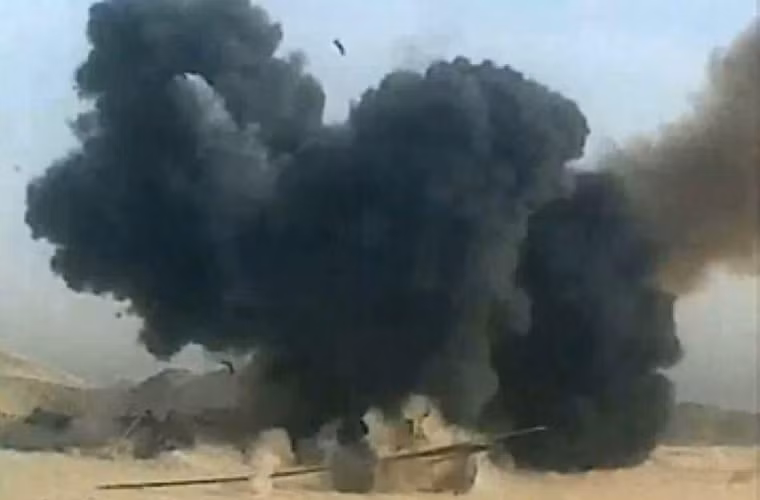 Khói lửa bom trùm lên khẩu pháo 130mm của quân IS.