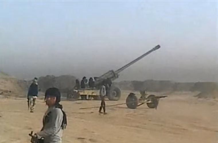 Đây là quang cảnh trận địa pháo mặt đất trước khi quả bom Mỹ rơi xuống. Loại pháo được xác định là thiết kế M46 130mm do Liên Xô sản xuất, tầm bắn xa gần 30km với đạn nổ thường.