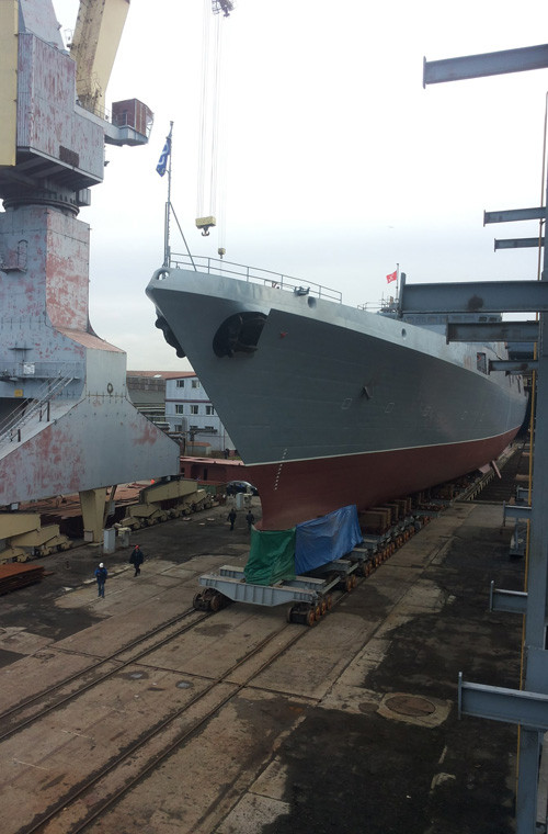 Project 22350 có lượng giãn nước hơn 4.000 tấn nhưng chiếc đầu tiên người Nga đóng mất 4 năm (từ 2006 đến tận 2010 mới hạ thủy, chưa tính thời gian hoàn thiện), còn Kasatonov mất 5 năm đóng. Rõ ràng, người Nga còn rất nhiều việc phải làm với công nghiệp đóng tàu quân sự của mình.