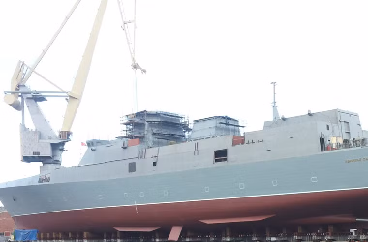 Quan sát bên ngoài cho thấy phần thân tàu đã được sơn hoàn thiện, chân vịt được lắp và có thể gồm cả động cơ cùng nhiều trang bị máy móc khác.