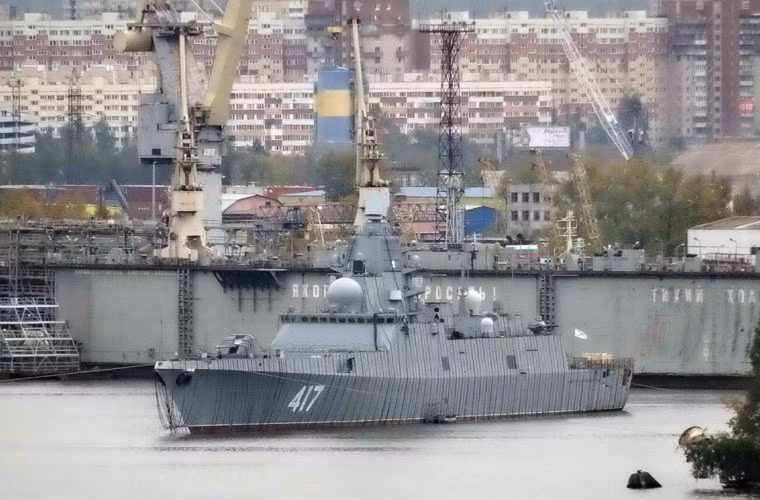 Project 22350 Đô đốc Gorshkov được xem là tàu hộ vệ hiện đại nhất Nga, với trang bị vũ khí mạnh mẽ gồm: hải pháo 130mm A-192M; 16 tên lử diệt hạm tốc độ siêu âm Oniks hoặc Kalibr; 32 tên lửa phòng không tầm trung 9M96; 2 tổ hợp pháo - tên lửa phòng không Palash và ngư lôi 324mm. Trong ảnh là chiếc đầu tiên thuộc lớp tàu này, Đô đốc Gorshkov (417) đã cơ bản hoàn thiện lắp đặt mọi thiết bị máy móc, vũ khí.
