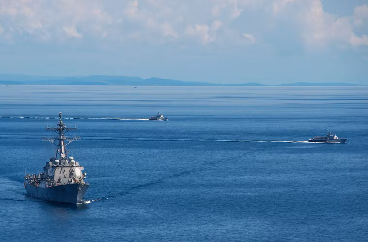 Tàu khu trục tên lửa USS Mustin (DDG 89) hoạt động tập trận cùng 2 tàu tấn công nhanh lớp Stenka mang số hiệu 1131, 1134 của Hải quân Hoàng gia Campuchia, ngày 29/10 tại vịnh Thái Lan.