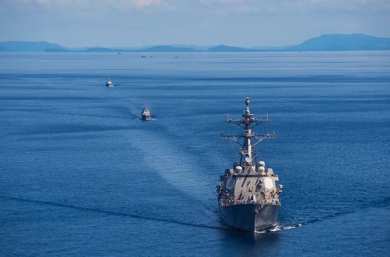 Cuối tháng 10, tàu khu trục tên lửa USS Mustin (DDG 89) của Hải quân Mỹ đã có chuyến thăm Campuchia và thực hiện một loạt các hoạt động huấn luyện, trao đổi, diễn tập trong khuôn khổ tập trận CARAT 2014 với Hải quân Hoàng gia Campuchia.