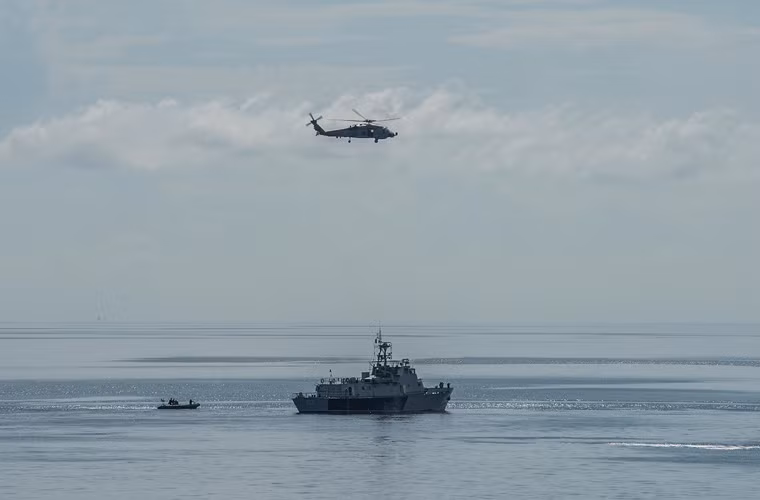 Stenka có lượng giãn nước toàn tải 245 tấn, dài 37,5m, trang bị 2 bệ pháo AK-230 30mm 2 nòng, một đại liên 12,7mm, 4 ống phóng ngư lôi 400mm và 12 bom chìm chống ngầm với 2 giá phóng. Trong ảnh, trực thăng SH-60 xuất phát từ USS Mustin tham gia hoạt động diễn tập cứu hộ với tàu tấn công nhanh 1134.