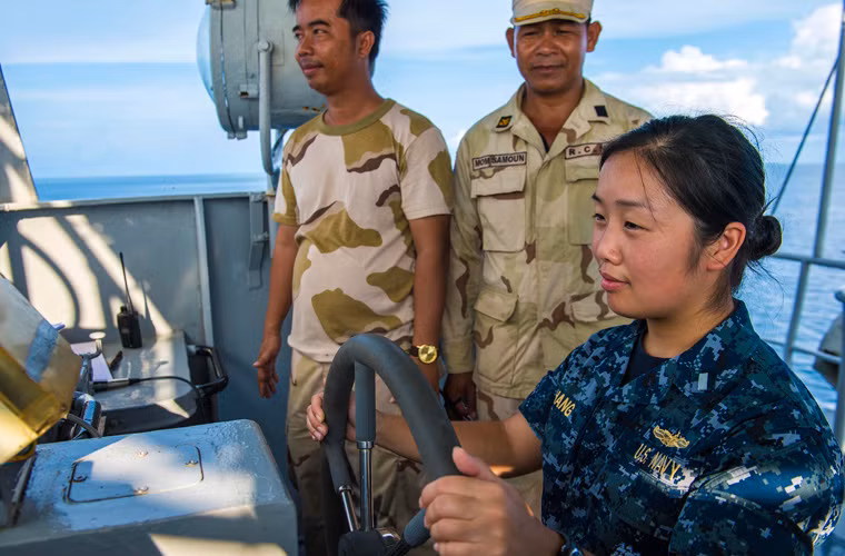 Thủy thủ tàu khu trục USS Mustin Betty Chang lái thử chiếc tàu pháo cao tốc 1131 của Hải quân Hoàng gia Campuchia, ngày 30/4.