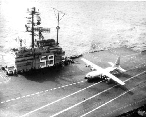 Chiếc C-130 khổng lồ trên tàu sân bay USS Forrestal.