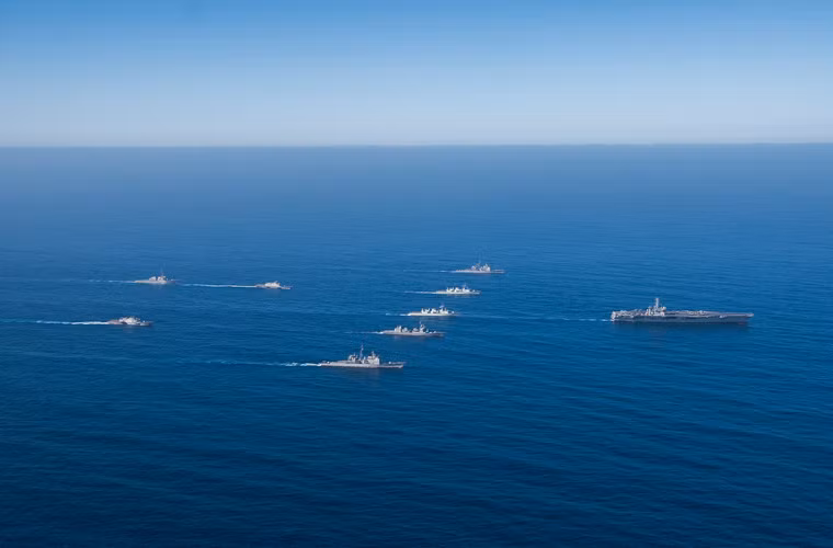 Chiến hạm Lực lượng Phòng vệ biển Nhật Bản (JMSDF), Hải quân Hoàng gia Canada và Hải quân Mỹ xếp đội hình “diễu binh” trên biển Thái Bình Dương, ngày 27/10.