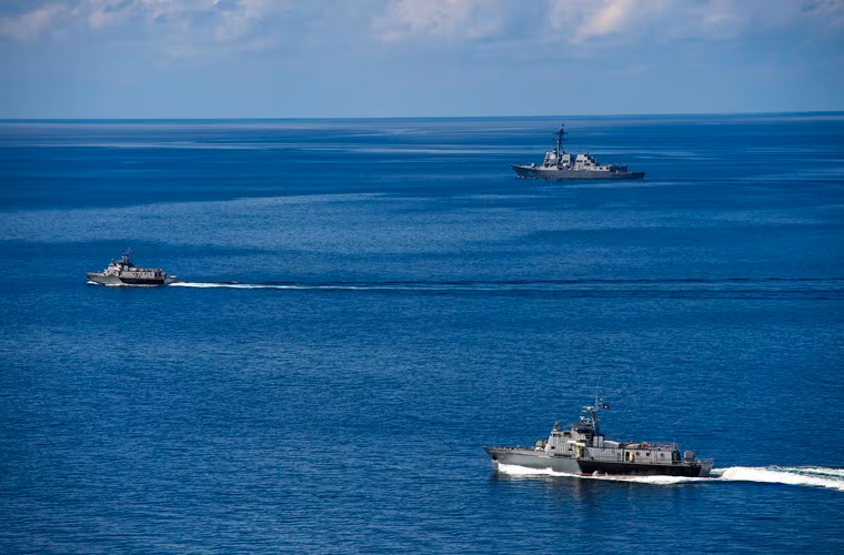 Hai tàu tấn công lớp Stenka của Hải quân Hoàng gia Campuchia tập trận cùng tàu khu trục tên lửa USS Mustin (DDG 89) của Hải quân Mỹ trên vịnh Thái Lan, ngày 29/10.