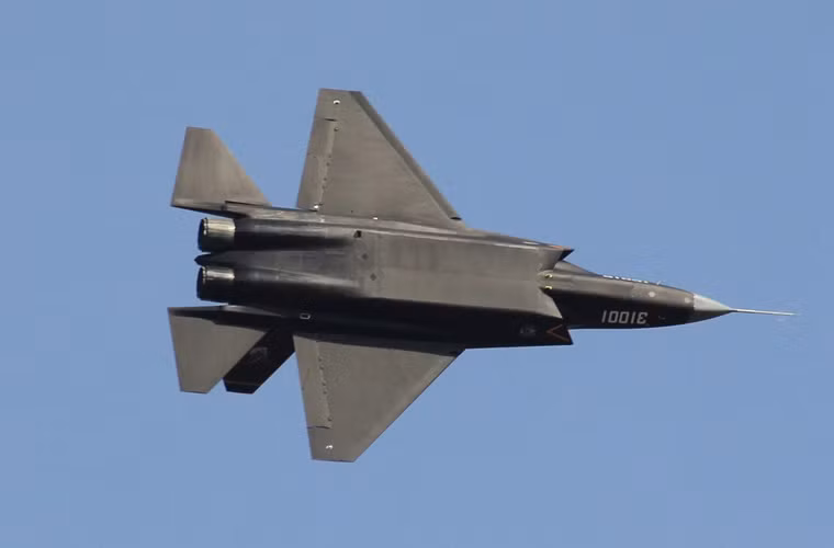 Hình ảnh chất lượng cao về chuyến bay thử nghiệm của tiêm kích tàng hình J-31 do Công ty Thẩm Dương (Trung Quốc) phát triển. Chúng ta có thể thấy rõ mẫu thử J-31 này không được thiết kế khoang vũ khí trong thân, nghĩa là nó không chiến đấu được.