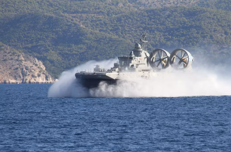 Tàu đổ bộ đệm khí lớn nhất thế giới của Hy Lạp lao nhanh vào bãi đổ bộ trong một cuộc tập trận. Đây là một trong 4 chiếc tàu đệm khí lớp Zubr do Nga đóng, được Hy Lạp mua từ năm 2001-2005.