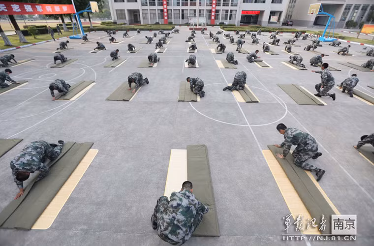 Binh sĩ Quân đội Trung Quốc tập gấp chăn vuông vắn.