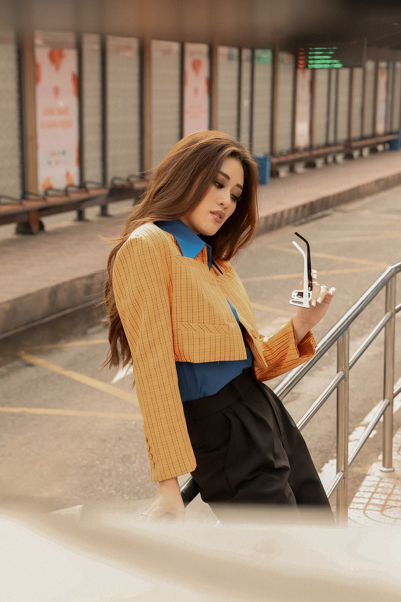 Cô chọn màu cam vì gợi nhớ hình ảnh buổi chiều tà khuất sau thành phố. 