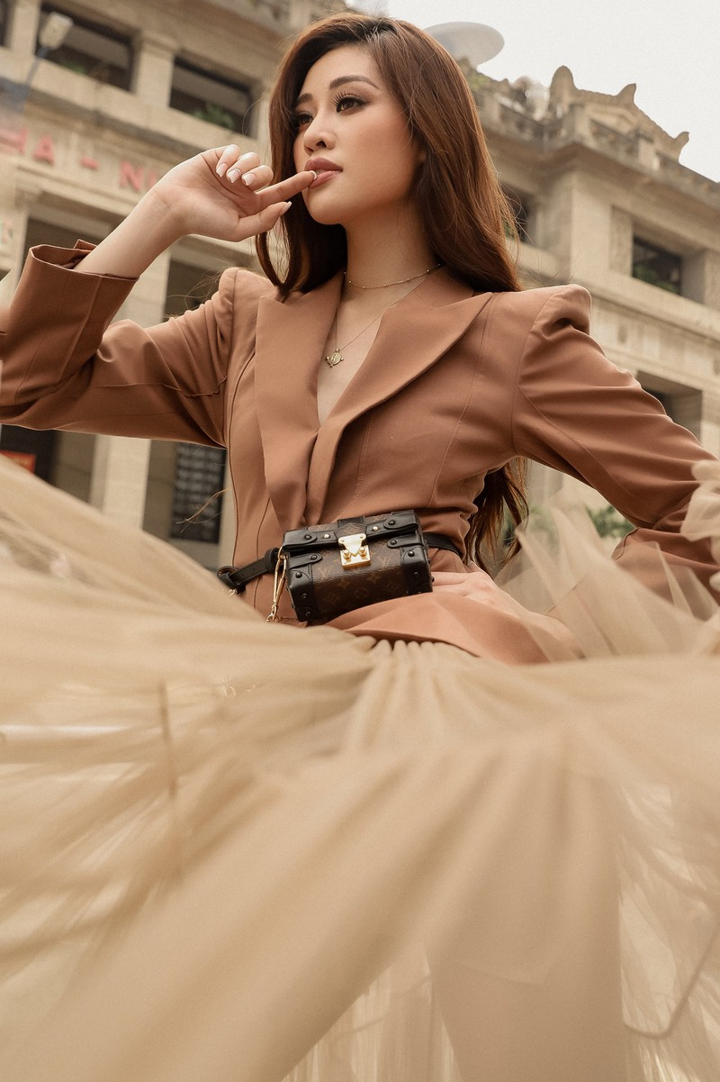 Cô bật mí rất thích những ngày thành phố bước vào mùa hè, đôi khi trời đang nắng gắt cũng có thể đổ cơn mưa bất chợt. 