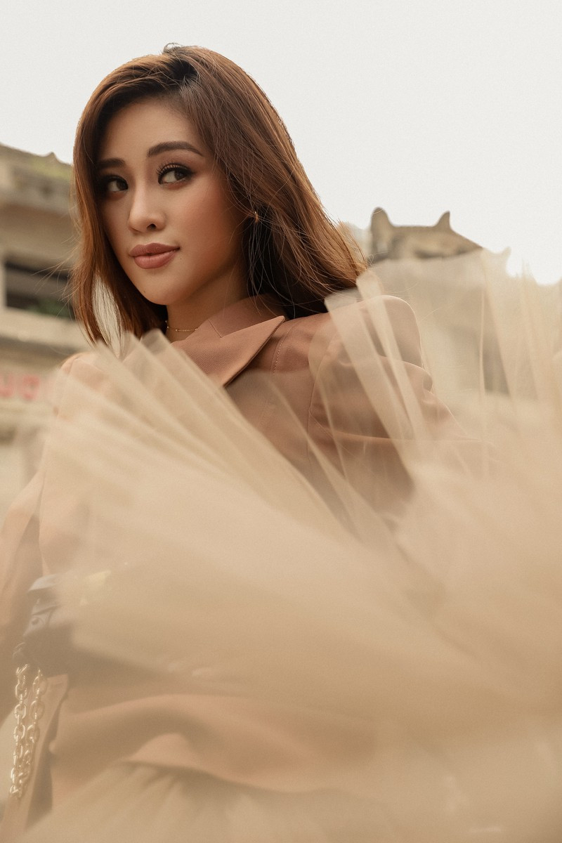 Nhưng với cô, đẹp nhất là khoảnh khắc buổi chiều những ngày đầu mùa, tìm đến những ngỏ ngách bình yên giữa thành phố luôn ồn ào, nhộn nhịp. 