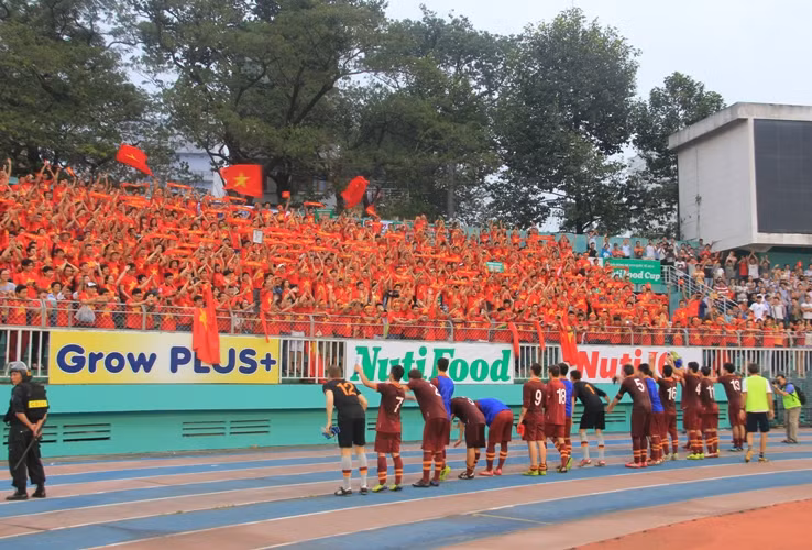 Các cầu thủ trẻ AS Roma chào khán giả Việt Nam thân thiện.