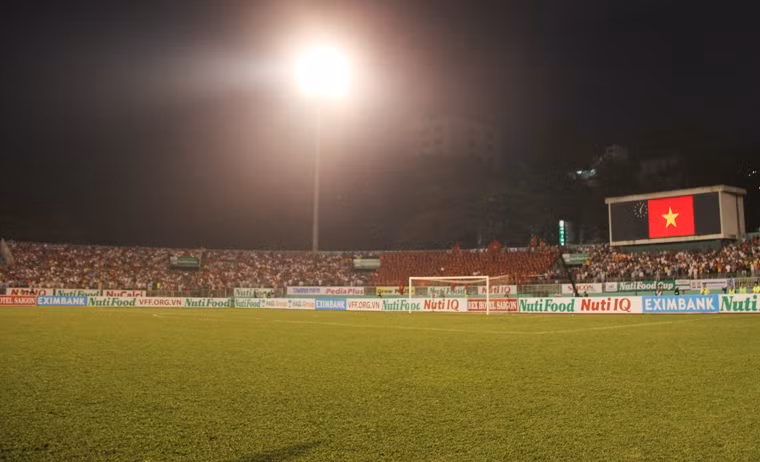 Hàng chục ngàn người có mặt trên sân nghiêm trang hát quốc ca làm lễ chào cờ trước khi bắt đầu trận đấu.