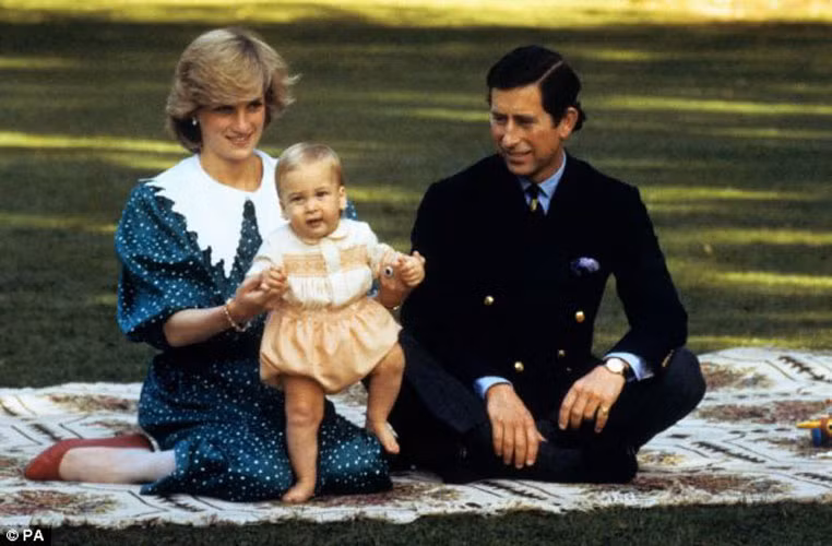 Bức ảnh gia đình của Hoàng tử bé George - thành viên đình đám nhất Hoàng gia Anh có nhiều nét tương đồng với bức ảnh chụp Công nương Diana, Thái tử Charles, Hoàng tử William thời bé trong một khu vườn xanh mát ở Auckland, New Zealand năm 1982.