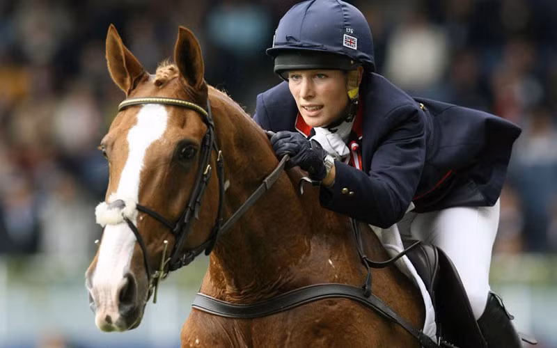 Ngoài Hoàng tử bé George, đây là các thành viên đình đám nhất Hoàng gia Anh: con gái của Công chúa Anne, Zara Phillips.