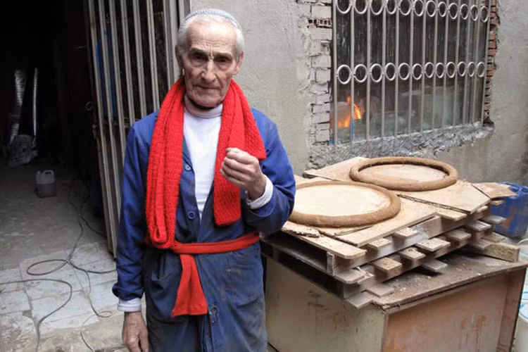 Thánh đường Mejorada del Campongười được cựu tu sĩ tên là Justo Gallego Martinez, nay là một nông dân 86 tuổi, xây dựng.