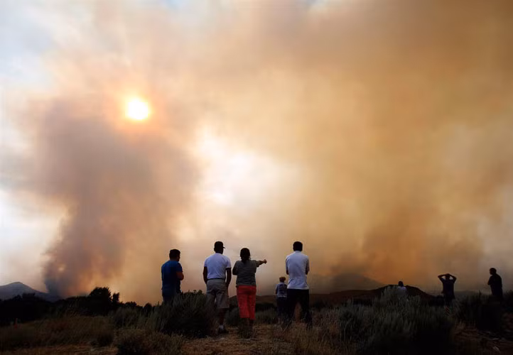 Khói bốc lên từ những khoảng rừng bị cháy ở thung lũng Beaver, Idaho ngày 17/8.