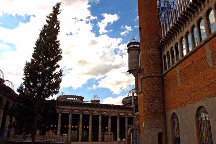 Sự nghiệp tu sĩ của ông Justo Gallego Martinez dang dở vì ông bị một căn bệnh nặng năm 1961.