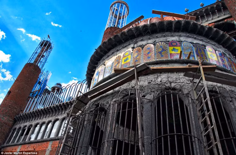 ... dù ông không hề được đào tạo xây dựng qua bất cứ trường lớp nào cũng như không hề có bất cứ kinh nghiệm xây dựng nào.