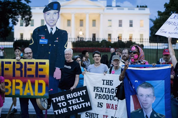 Người biểu tình ủng hộ Binh nhì Mỹ, Bradley Manning tập trung phản đối trước Nhà Trắng ở Washington, DC ngày 21/8.
