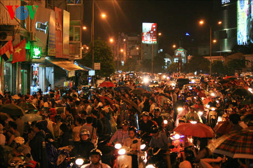 Đoạn đường Tây Sơn, chân cầu vượt Ngã Tư Sở đông nghịt.