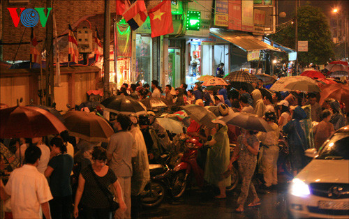 Mặc dù bên trong chùa đã kín chỗ, nhưng nhiều người vẫn muốn vào tận nơi làm lễ.